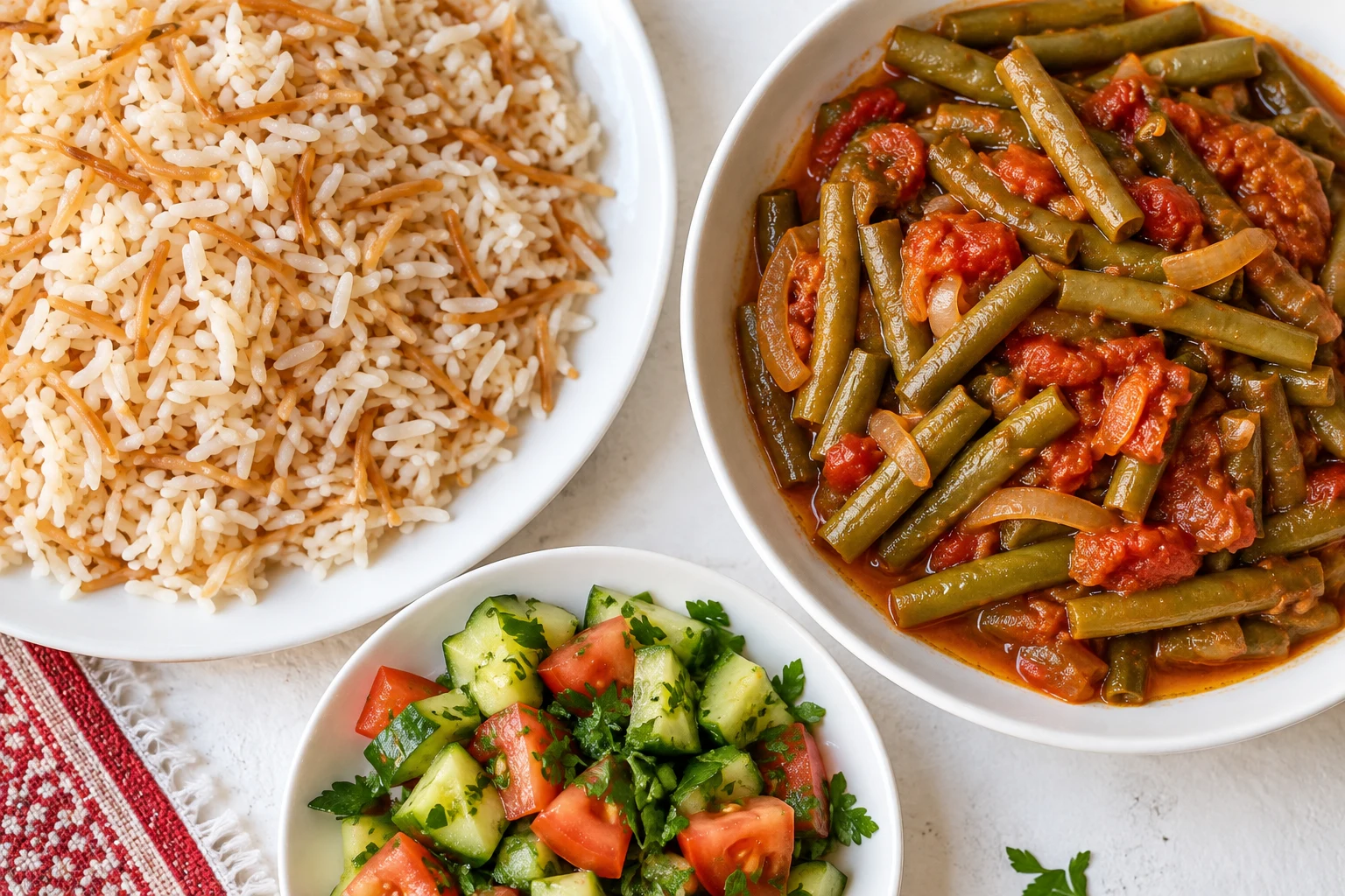 طبق رز بالشعيرية مع يخنة لوبيا وسلطة